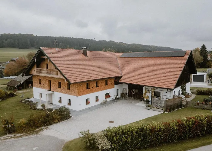 Semesterbostad Historischer Bauernhof Mit Privatbadeplatz Am Irrsee